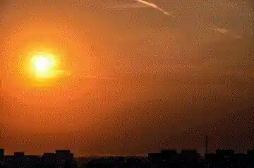 Soleil orange écrasant au-dessus de l'horizon