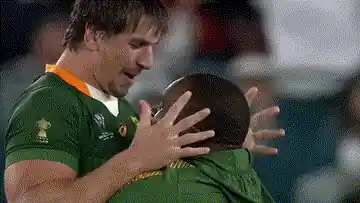 Deux joueurs des Springboks s'étreignent, émus