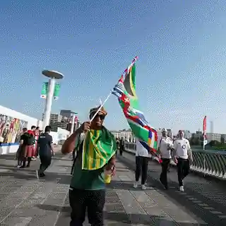 Supporter agitant le drapeau sud-africain dans la rue