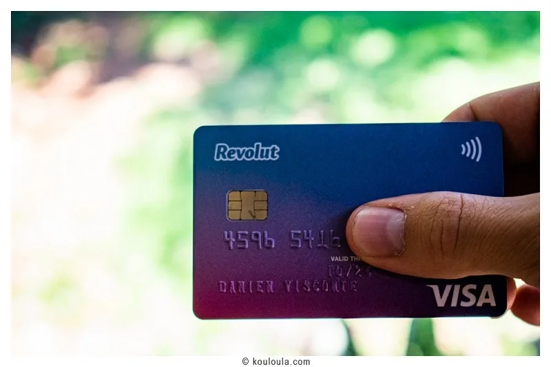 Carte bancaire Revolut tenue Ă la main