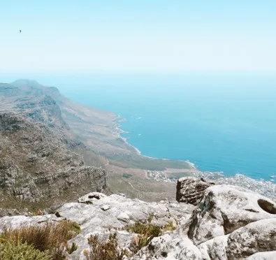 Vue depuis le sommet de la Montagne de la Table sur la côte atlantique