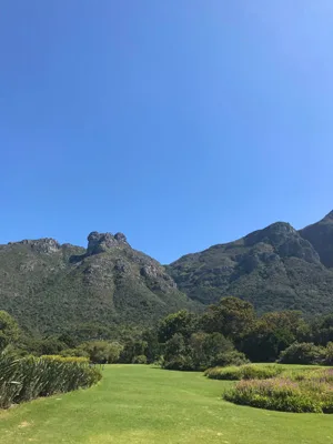 Super vue sur les montagnes de Cape Town en étant au Jardin Botanique de Kirstenbosch