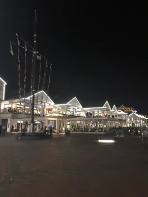 Vue sur le port du waterfront de Cape town de nuit