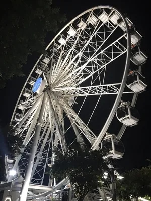 Vue sur la grande roue waterfront de Cape town